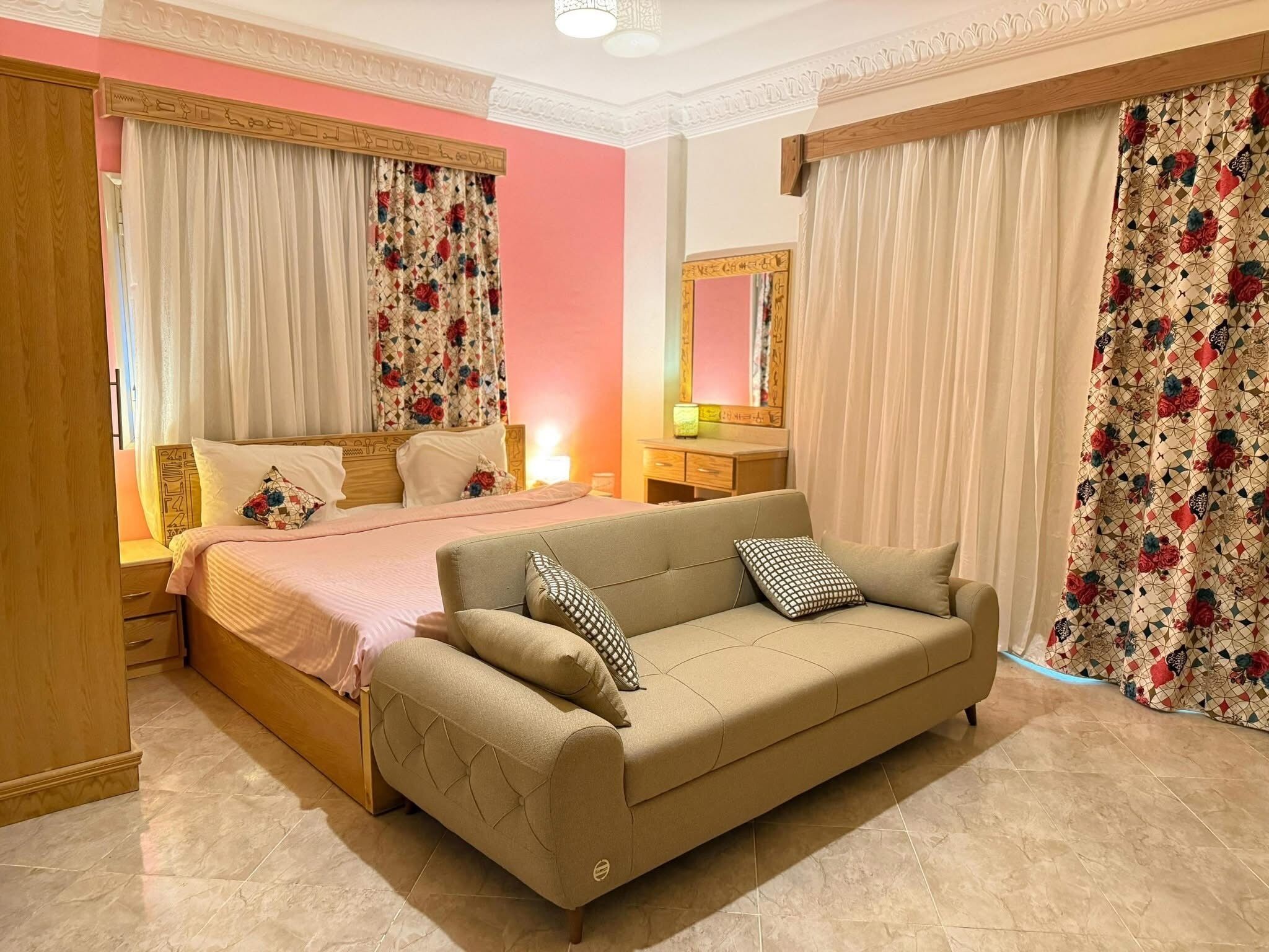 Yuya | 저자극성 침구, 미니바, 각각 다른 스타일의 인테리어, 각각 다르게 가구 비치