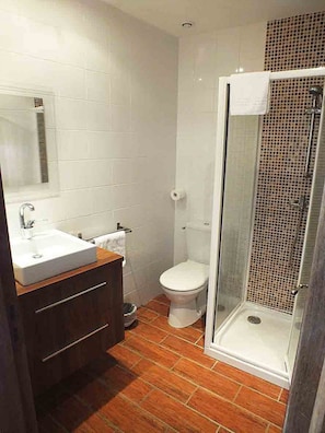 Classic Double Room, 1 Queen Bed, Non Smoking | Bathroom
