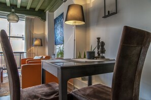 Estúdio superior, 1 cama Queen (Stadslogement C) | 1 quarto, quartos à prova de som, Wi-Fi de cortesia, roupa de cama