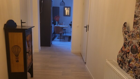 Apartamento luxo, 1 quarto, no mezanino | 1 quarto, quartos à prova de som, Wi-Fi de cortesia, roupa de cama
