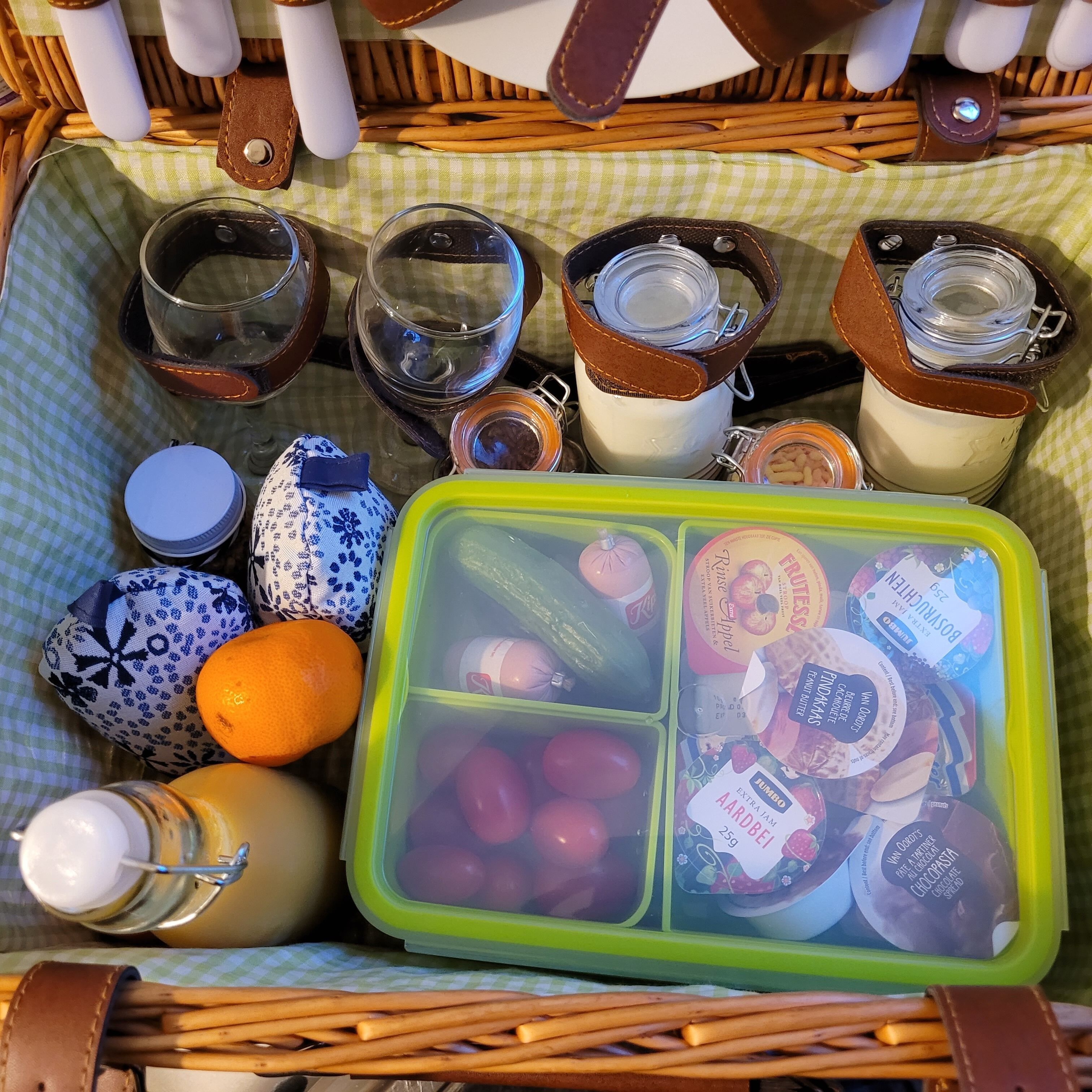 soundproofing, free wifi, bed sheets