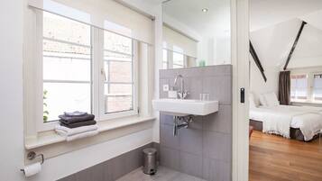 Deluxe-Doppel- oder -Zweibettzimmer | Badezimmer | Dusche, kostenlose Toilettenartikel, Handtücher