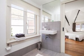 Deluxe Double or Twin Room | Bathroom | Shower, free toiletries, towels - Stadslogement Bij de Sassenpoort (Zwolle)