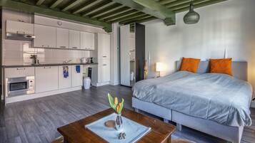 Superior Studio, 1 Queen Bed (Stadslogement C) | Soundproofing, free WiFi, bed sheets