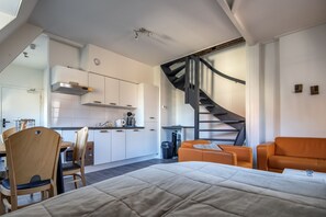 Apartamento superior, várias camas, para não fumantes | 1 quarto, quartos à prova de som, Wi-Fi de cortesia, roupa de cama