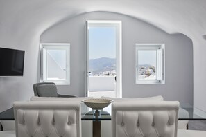 Ropa de cama hipoalergénica y caja de seguridad en la habitación