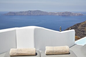 Villa superior, 2 habitaciones (Outdoor Plunge Pool & Caldera view) | Balcón