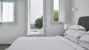 Hypo-allergenic bedding available, in-room safe, desk, soundproofing