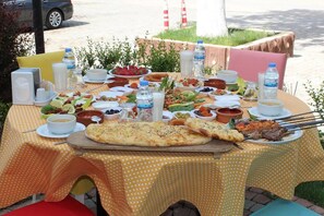 Free daily full breakfast - Tekirhan Otel & Lokanta (Kahramanmaras)