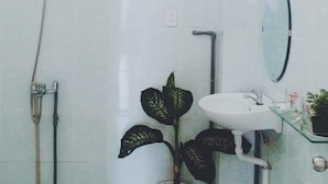 Bathroom - The Balcony BnB (Lam Vien - Da Lat)