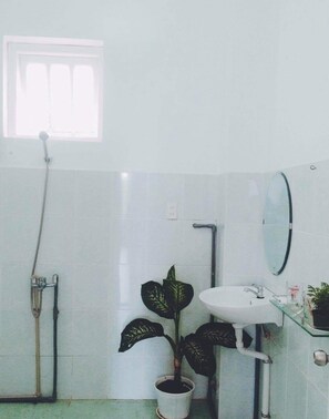 ฝักบัว, ของใช้ในห้องน้ำฟรี, ไดร์เป่าผม, รองเท้าสวมภายในห้อง