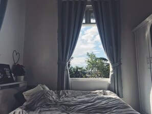 Habitación básica doble, 1 cama doble, baño compartido, vistas a la montaña | Escritorio, tabla de planchar con plancha, wifi gratis