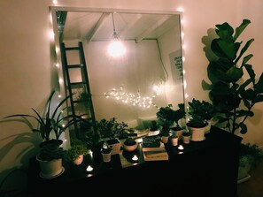 สตูดิโอ, ห้องน้ำส่วนตัว | ห้องพักตกแต่งอย่างมีเอกลักษณ์, ตกแต่งพิเศษโดยเฉพาะ, โ  ต๊ะทำงาน