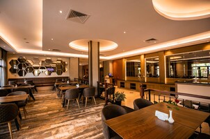 Se sirven desayunos y cocina camboyana, con vista a la piscina 