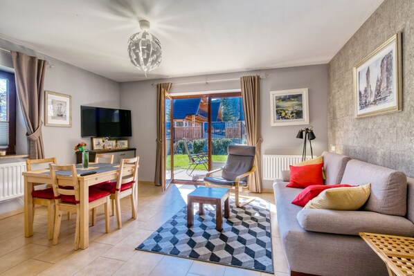 Comfort Apartment, 2 Bedrooms, Terrace, Garden Area | Living room