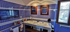 Shower, rainfall showerhead, free toiletries, hair dryer