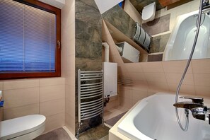 A modern bathroom with a bathtub, a toilet, and a shower area. - Apartament Ogrody Górskie widok na Tatry (Zakopane)