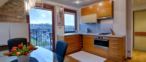 Comfort Apartment, 2 Bedrooms, Non Smoking, Balcony | Private kitchenette | Fridge, microwave, oven, stovetop