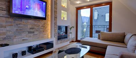 Apartamento Confort, 2 habitaciones, no fumadores, balcón | Zona de estar | Una televisión LCD, una chimenea