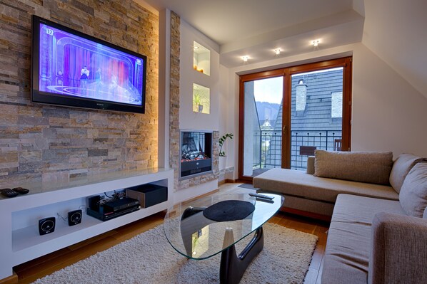 Lägenhet Comfort - 2 sovrum - icke-rökare - balkong | Vardagsrum | LCD-tv och eldstad