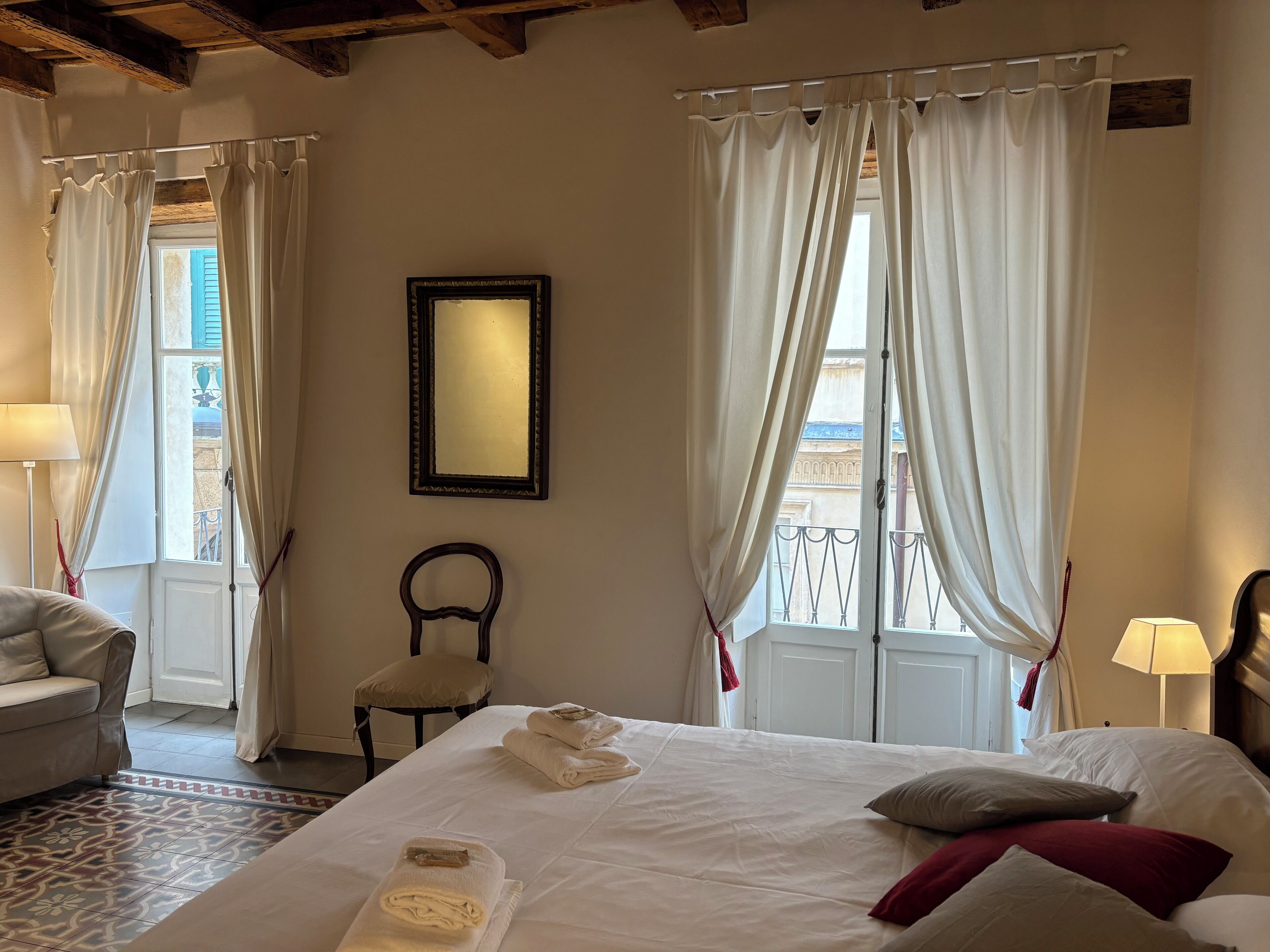 Habitación doble romántica | 1 habitación, escritorio, wifi gratis y ropa de cama 