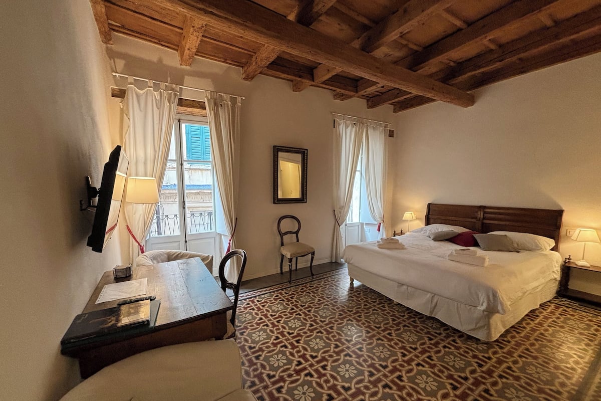 1 habitación, escritorio, wifi gratis y ropa de cama