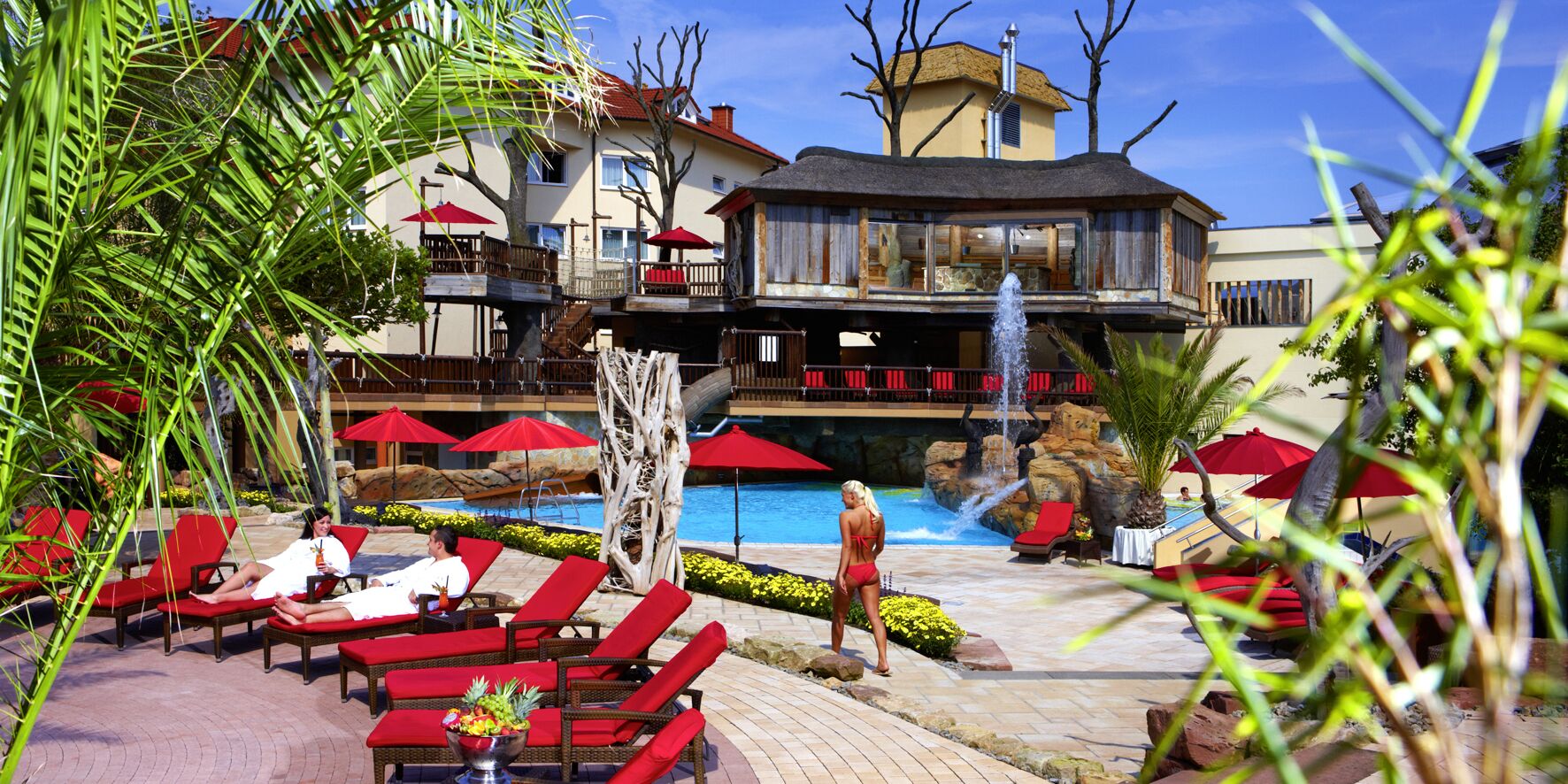 Hồ bơi trong nhà, 2 hồ bơi ngoài trời, ghế dài tắm nắng 