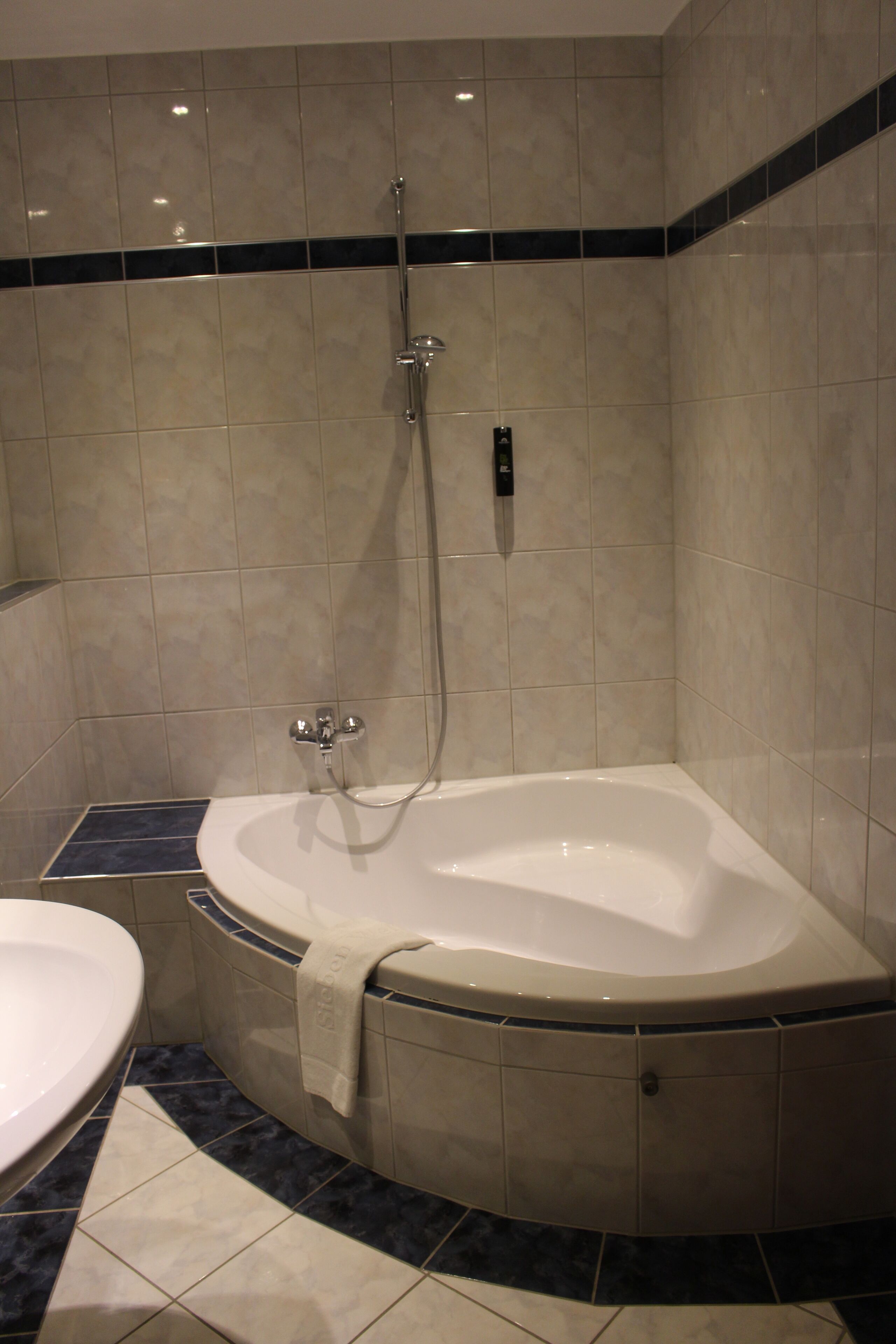 comfort single room | bathroom | free toiletries, hair dryer