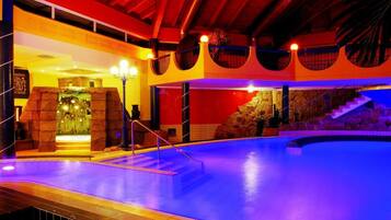 Piscina coperta, 2 piscine all'aperto, lettini