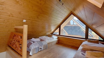 3 bedrooms, premium bedding, iron/ironing board, free WiFi