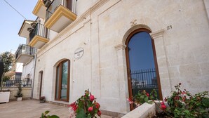 A building with a sign reading "Villa Castello 19" and a large arched window. - B&B Monte Castello (Villa Castelli)