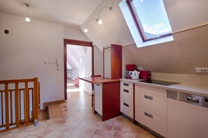 Apartamento, 2 habitaciones, no fumadores, baño privado | Cocina básica privada | Frigorífico, microondas, placa de cocina y lavavajillas