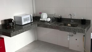 Cafetera y tetera, refrigerador, microondas y horno 