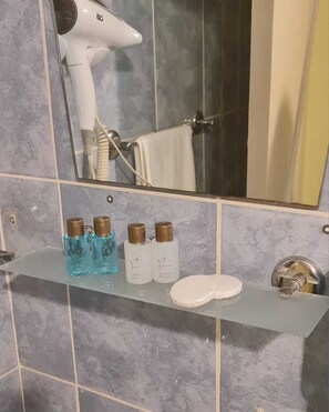Shower, free toiletries, hair dryer, slippers - Sah Hotel (Istanbul)