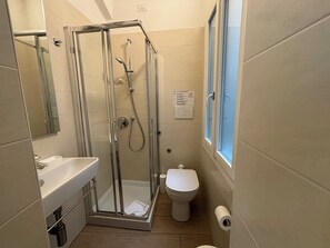 Ducha, cabezal de ducha tipo lluvia, toallas, shampoo