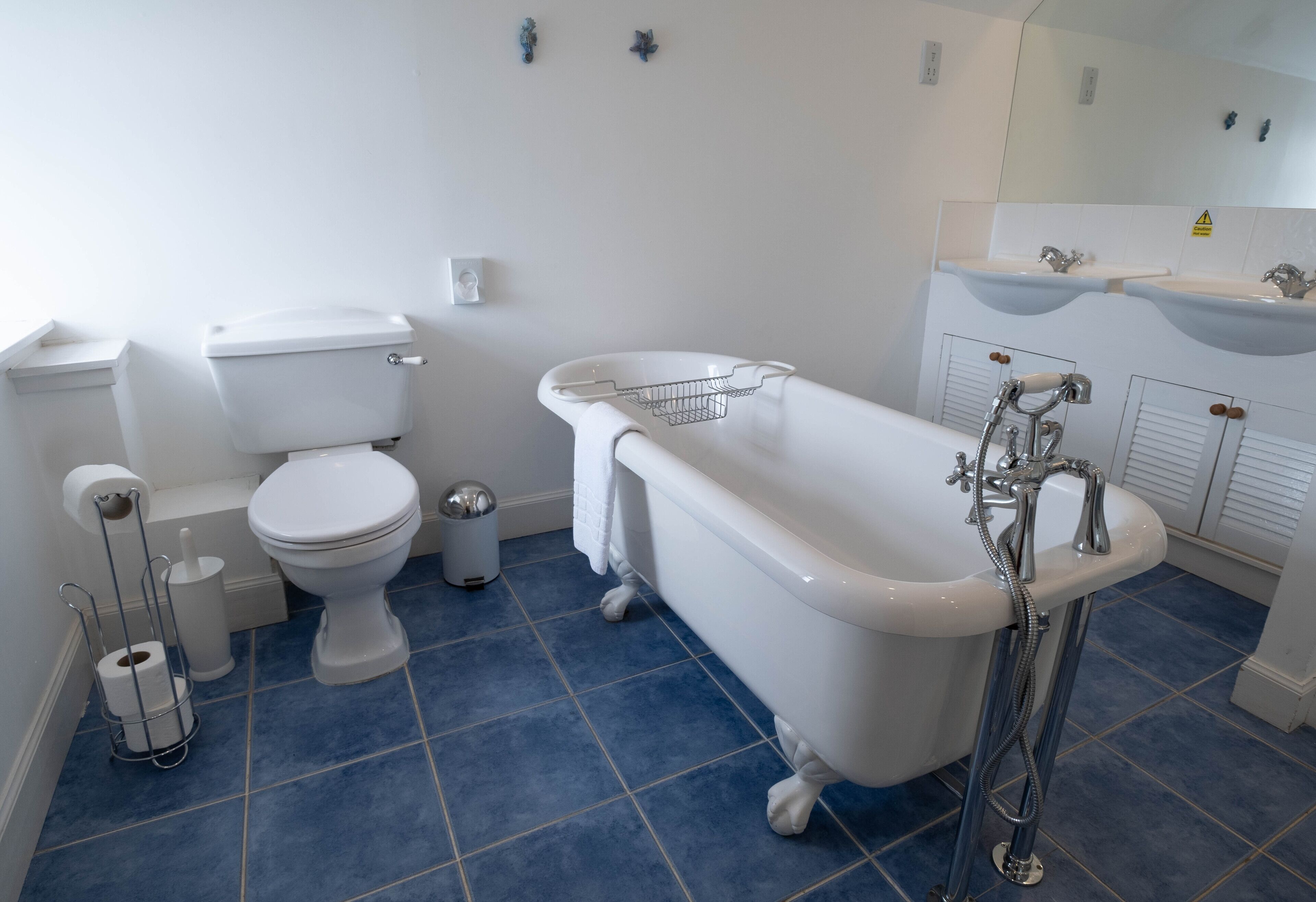 superior double room | bathroom | free toiletries, hair dryer, slippers, towels