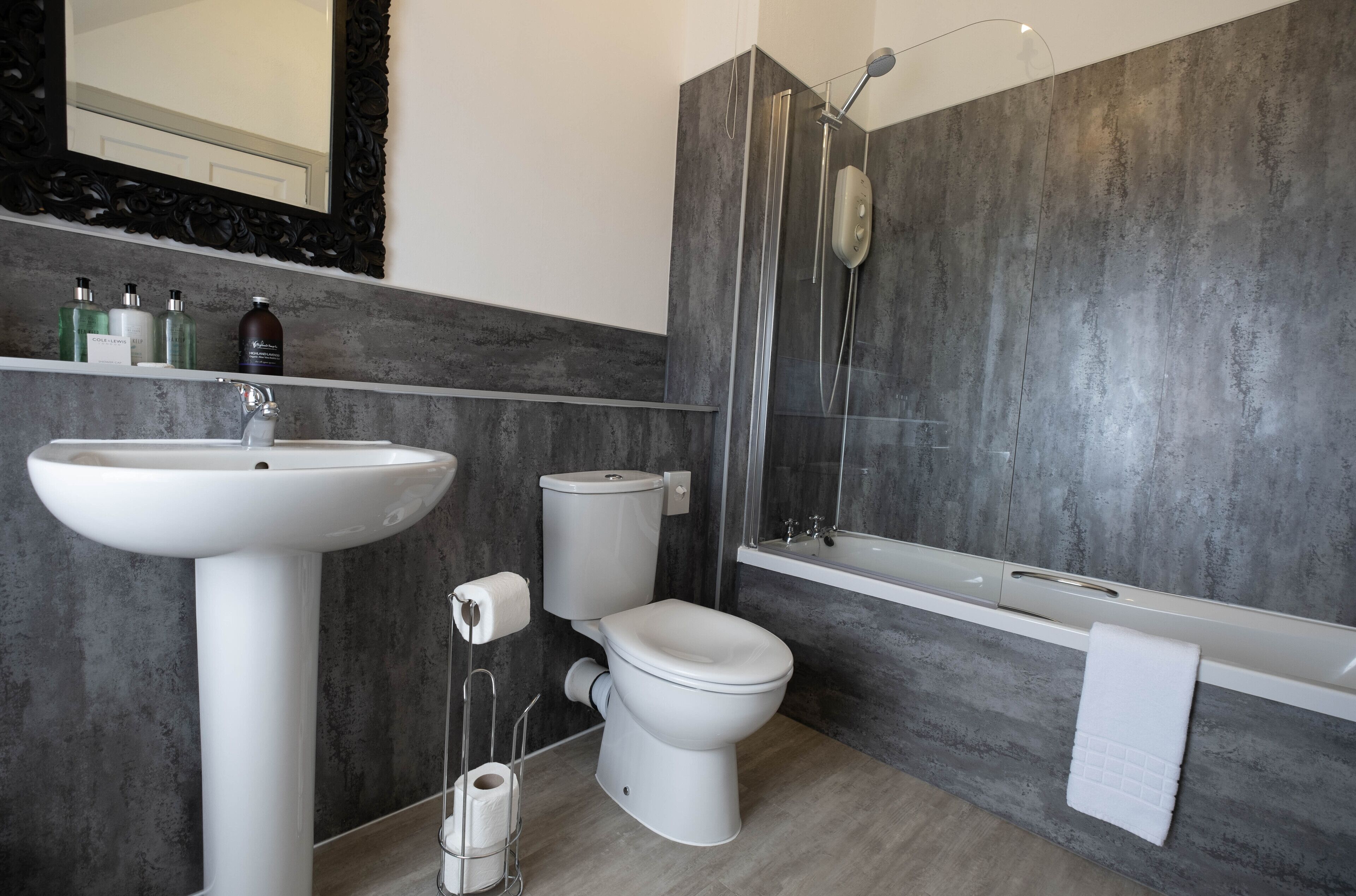 comfort double or twin room | bathroom | free toiletries, hair dryer, slippers, towels