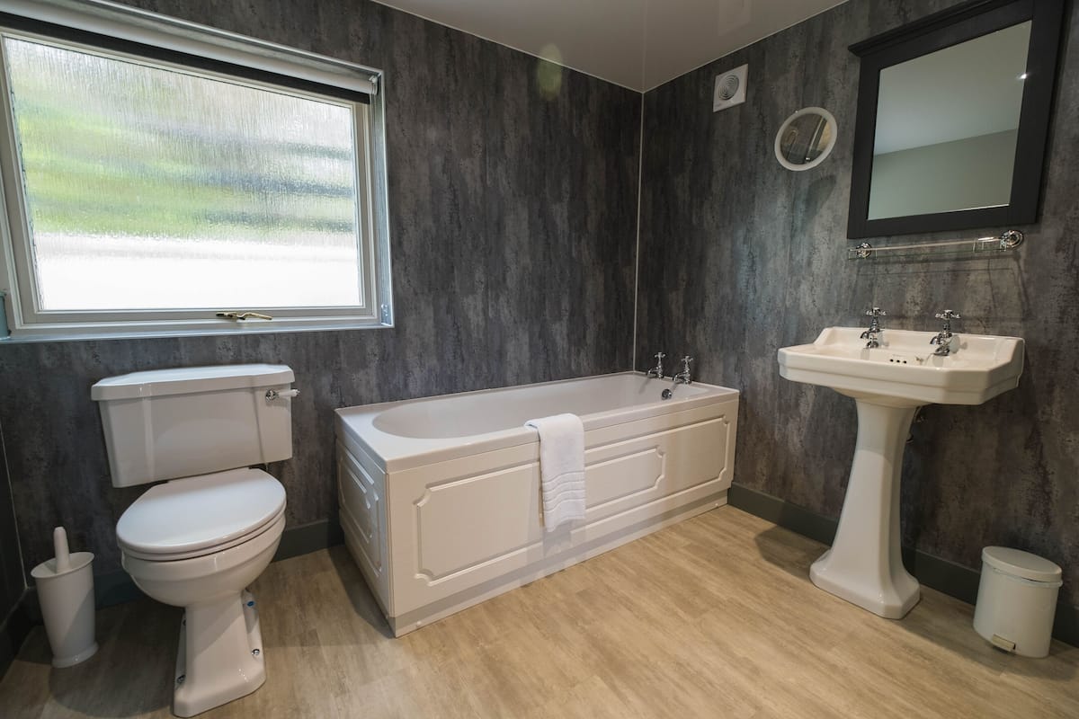 deluxe suite | bathroom | free toiletries, hair dryer, slippers, towels