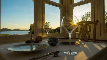 Se sirven desayunos, cenas y cocina local e internacional