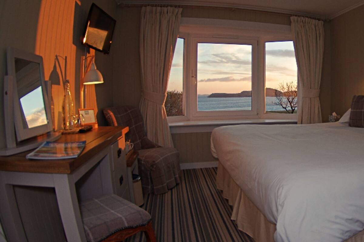 Superior Double or Twin Room | Blackout drapes, iron/ironing board, WiFi (free), individually decorated