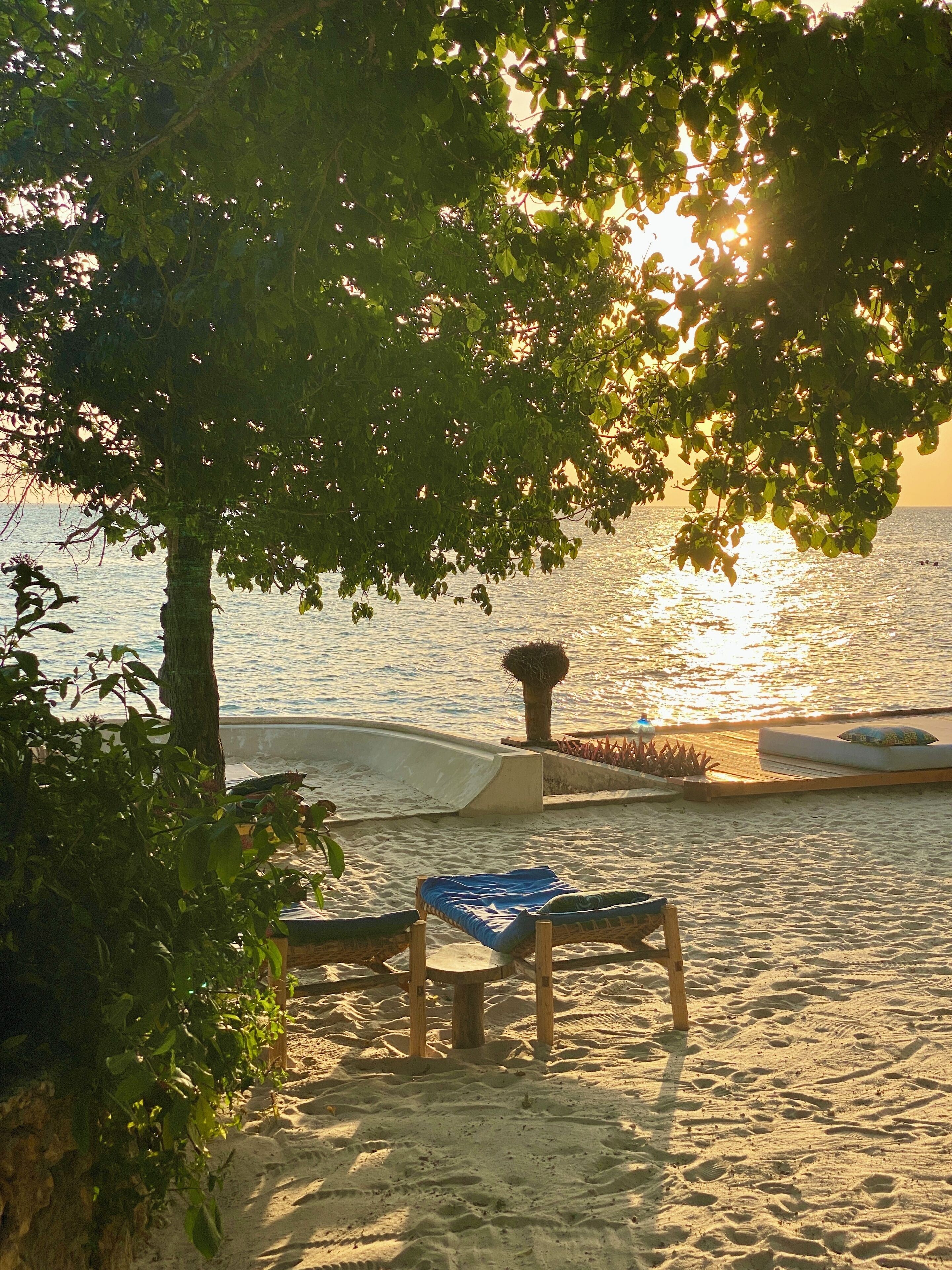 Plage, sable blanc, chaises longues, serviettes de plage