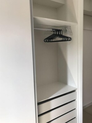 Apartamento, 2 quartos | Comodidades do quarto