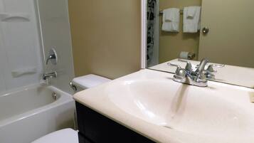 Combined shower/tub, deep soaking tub, free toiletries, towels