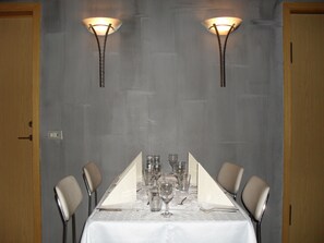 Frokost, lunsj og middag serveres, lokale retter 