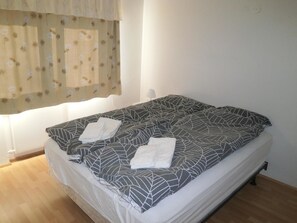 Dobbelt- eller tomannsrom, delt bad | Blendingsgardiner, wi-fi (inkludert) og sengetøy