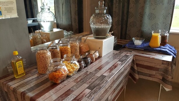 En morgenmadsbuffet med forskellige retter og drikkevarer.