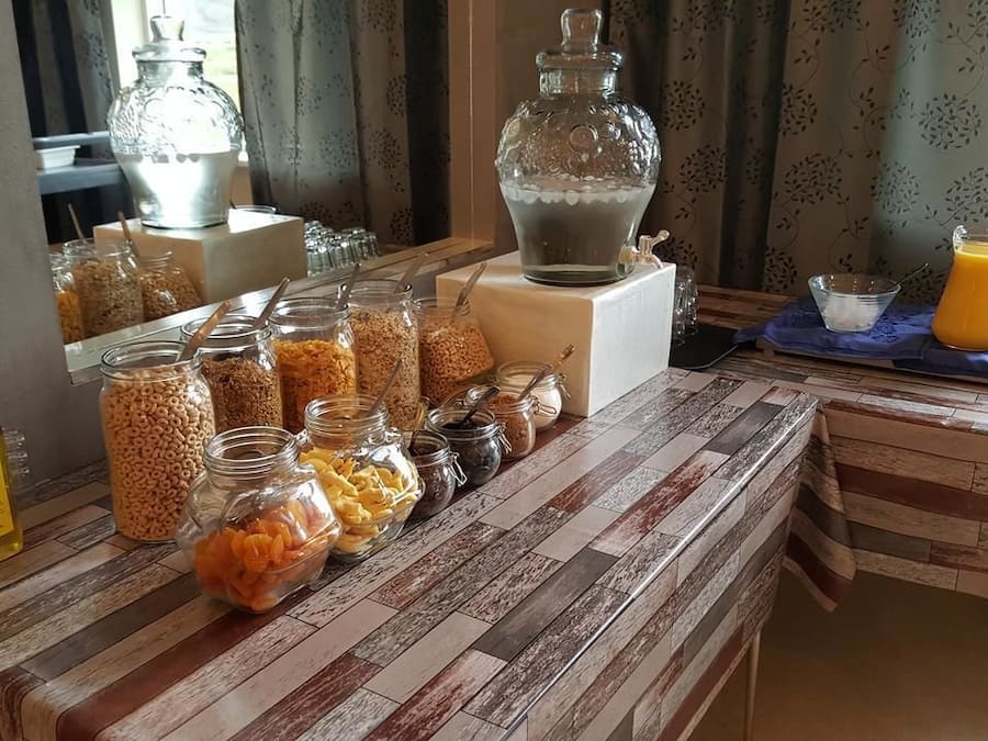Se ofrece un desayuno bufé todos los días (por un coste adicional)