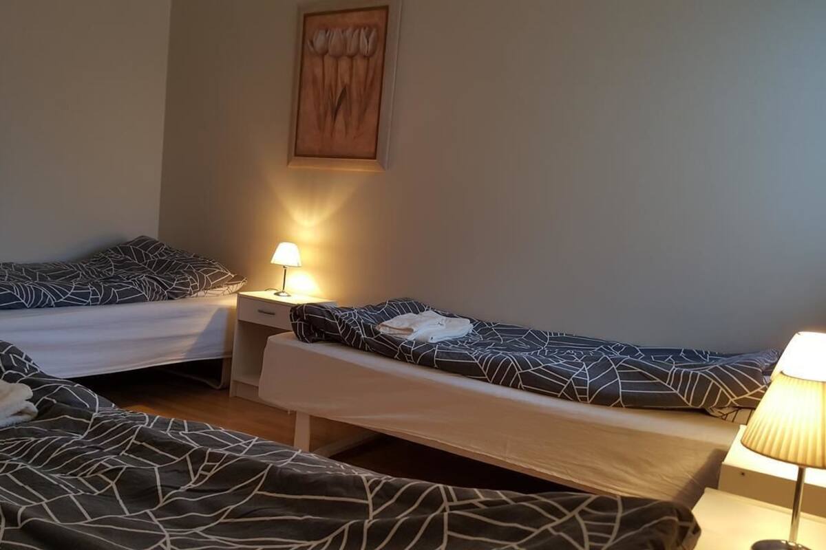 Habitación triple, baño compartido | Cortinas opacas, wifi gratis, ropa de cama