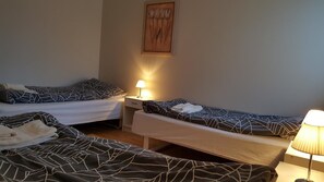 Habitación triple, baño compartido | Cortinas opacas, wifi gratis, ropa de cama