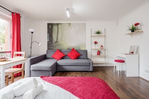 Quarto quádruplo luxo, 1 cama de casal e sofá-cama, vista para o rio | Lençóis italianos Frette, roupas de cama premium, camas Select Comfort